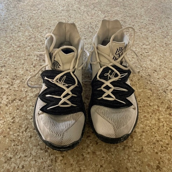 Kyrie Oreo 5 Size 8 M/ 9.5 W main image 5